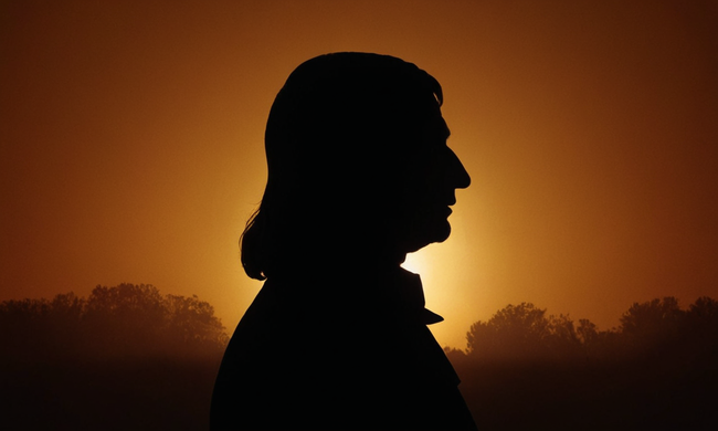 La silueta de René Descartes contra un fondo dividido que representa la unión y separación de la mente y el cuerpo.